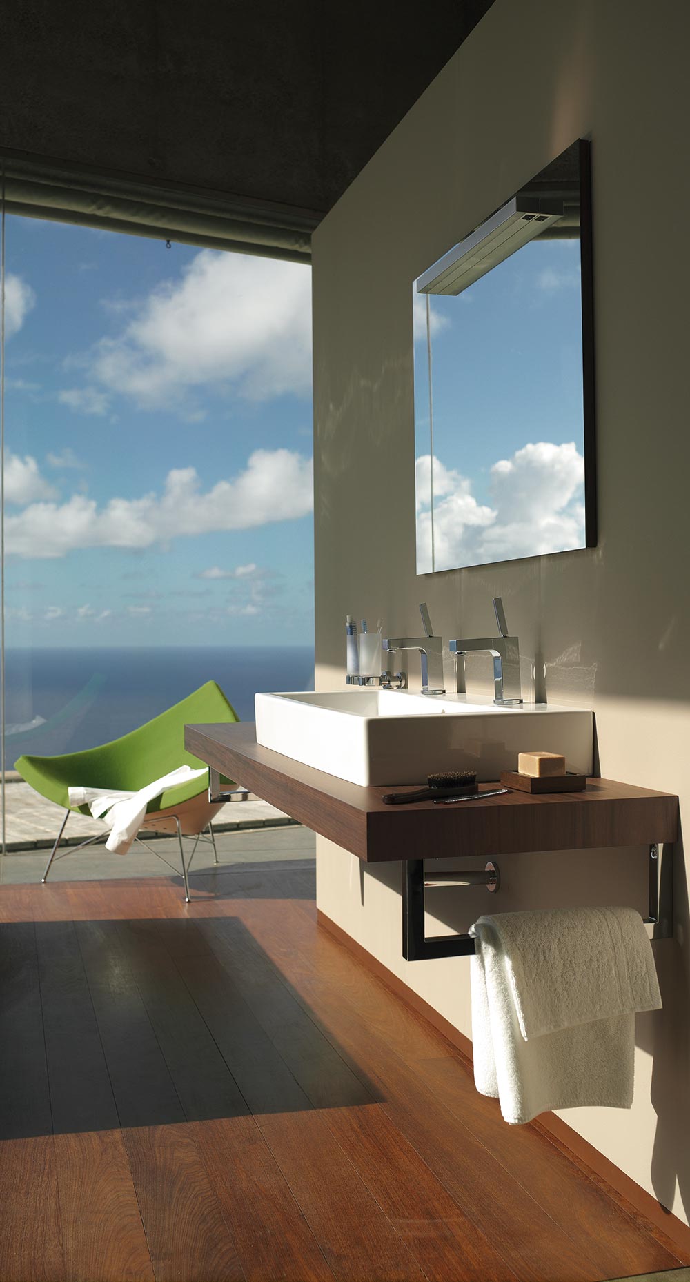 Modernes Badezimmer mit Design-Waschtisch